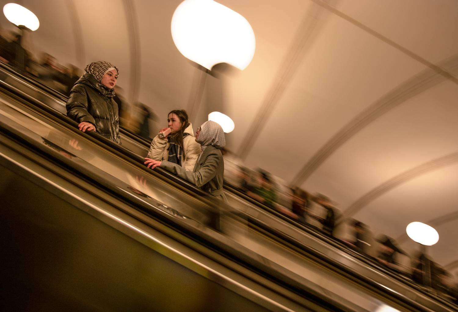 метро, эскалатор, поток людей, пакет сока, женщины в платках, Дмитрий Ткаченко
