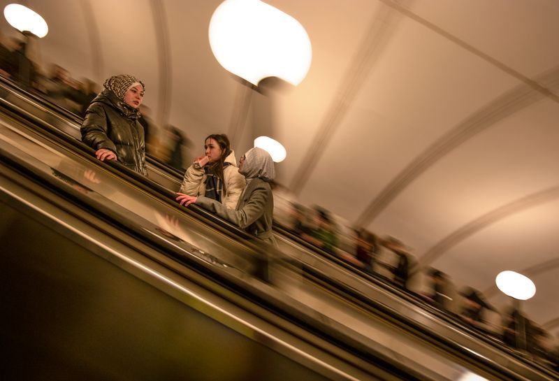 метро, эскалатор, поток людей, пакет сока, женщины в платках Встречные и поперечные фото превью