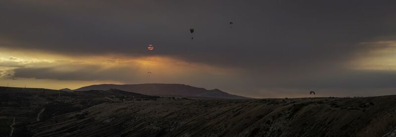 Россия, Крым, Киммерия, Кара-Даг, Коктебель, гора Клементьева, парапланы, закат Панорама киммерийского заката фото превью