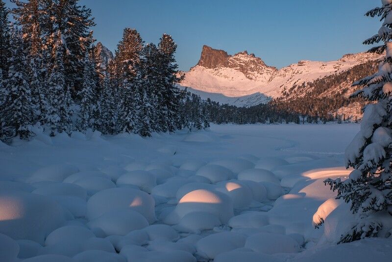 ергаки, озеро,  зима, вечер, закат, сугробы, снег, шапки, иней, светлое, горы, тени, сосны, грандиозный, птица, пик, шары Зимний вечер на Светлом фото превью
