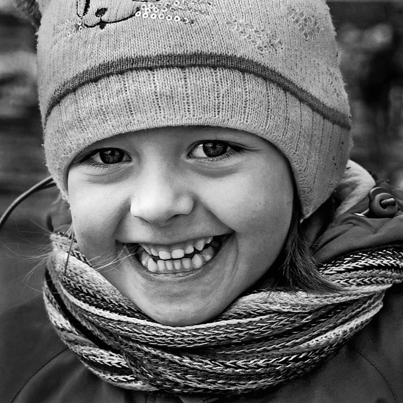 дети, девочка, чб, апатиты, взгляд, улыбка Сияющая улыбка. 2017 год фото превью