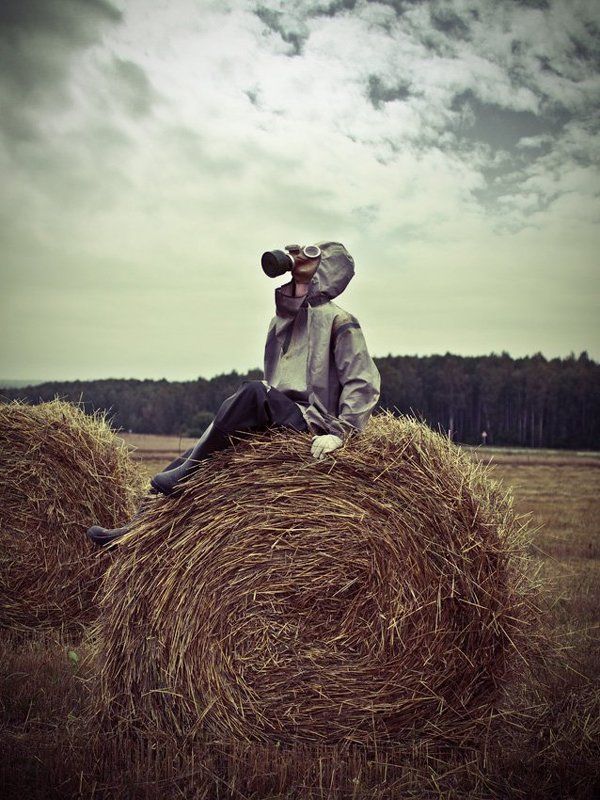 поле, противогаз, стог сена, сено, свежий воздух фото превью