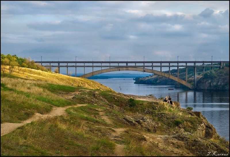 лето,днепр,о.хортица,скалы,мост,двое Посиделки на берегу фото превью