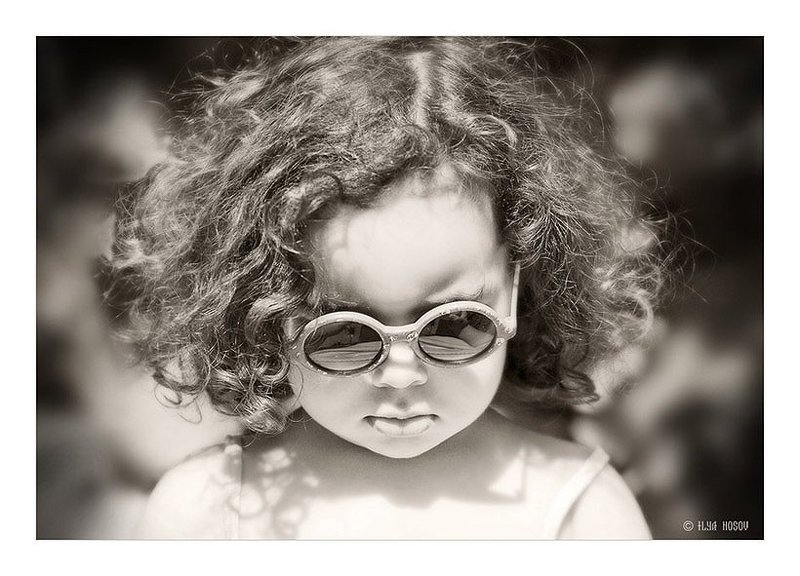 Девочка в темных очках. фото превью