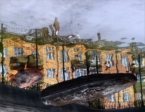 Весна в чистом в воздухе кружится.. Домами раскрасились лужицы..