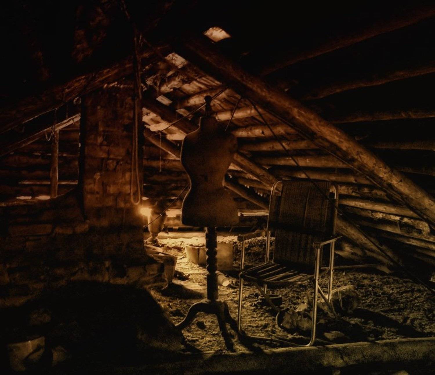 чердак, крыша, манекен, кресло, самовар, прошлое лето