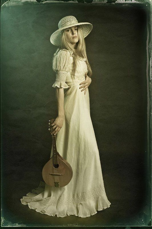 Девушка с мандолиной фото превью