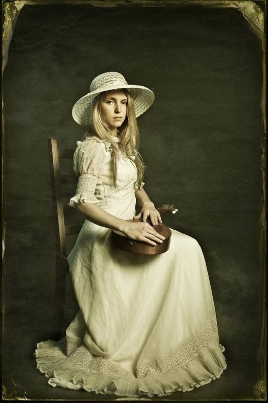 Девушка с мандолиной фото превью