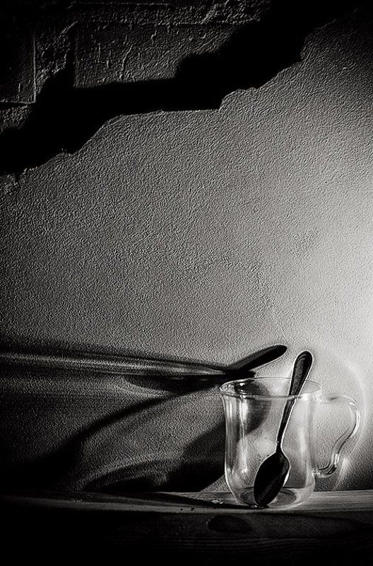 Я сижу в темноте. И она не хуже в комнате, чем темнота снаружи фото превью