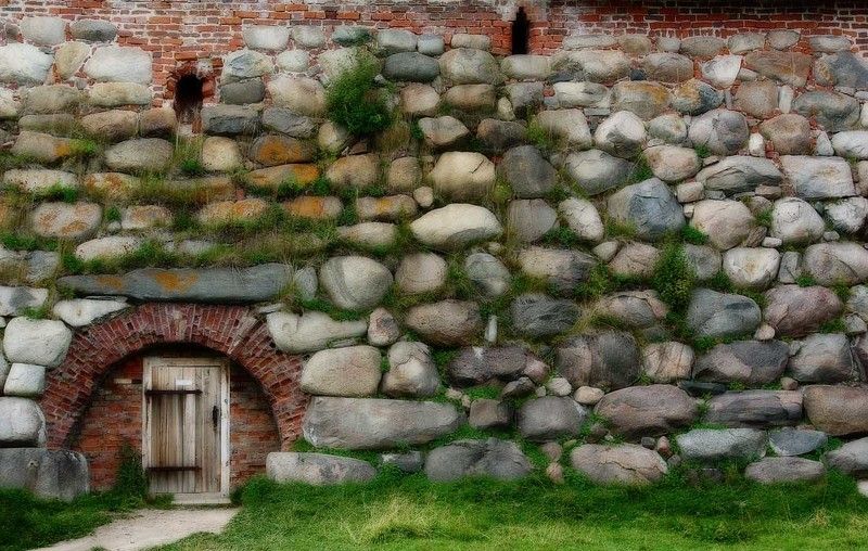 дверь, стена, камни Домик хоббитов? фото превью
