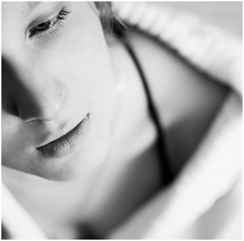 девушка, черно-белое  фото превью