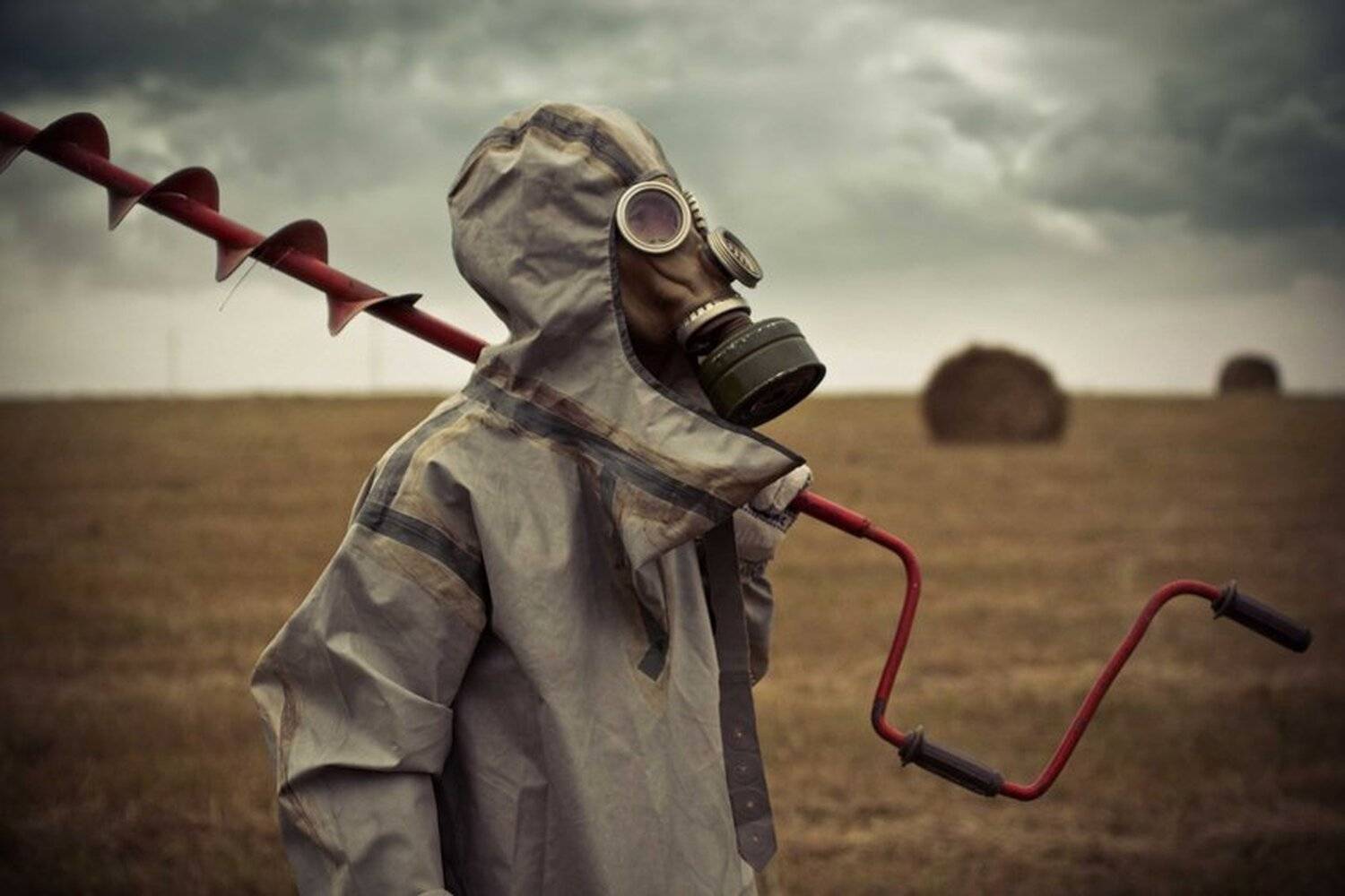 бур, противогаз, сено, поле,, Дмитрий Изотов Losiplavayt.