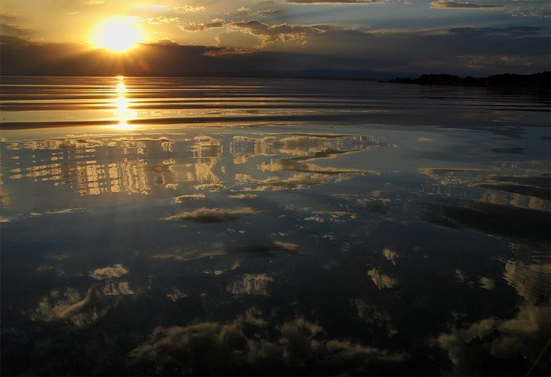 оз. зайсан, восточный казахстан Отражая облака фото превью