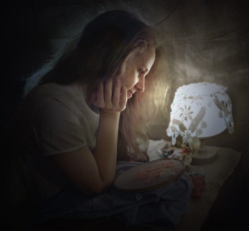 вышивка, девушка, лампа За вышивкой. Девичьи грёзы. фото превью