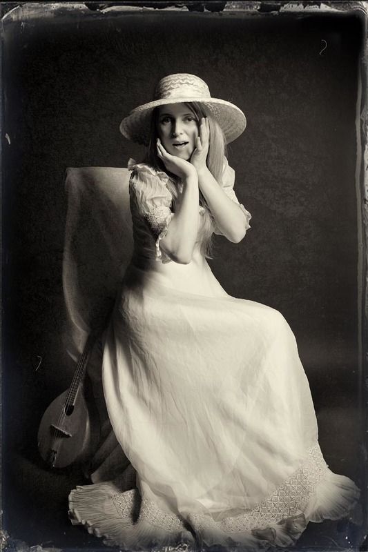 Девушка с мандолиной фото превью