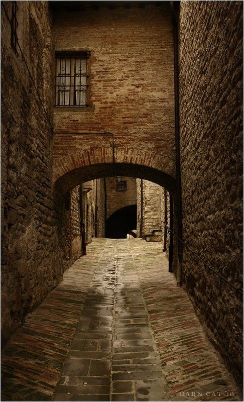 италия, губбио, город, улочка, арки, окна, уклон Губбио фото превью