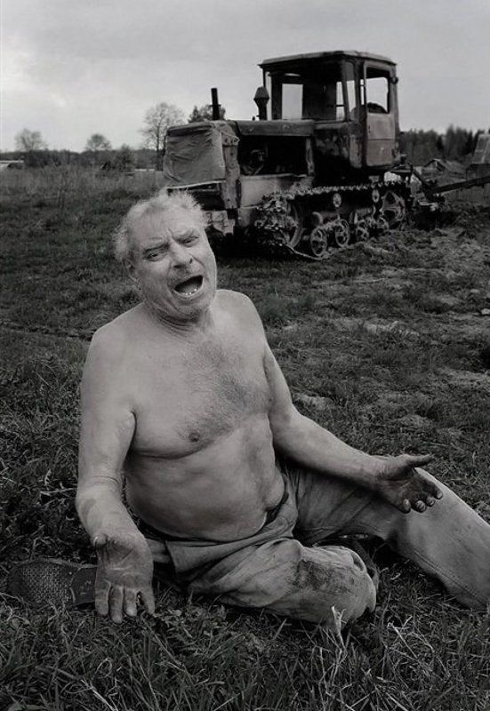 село, трактор, остатки Кому на Руси жить хорошо ... тракторист Петрович на пенсии... и поёт ведь !?! фото превью