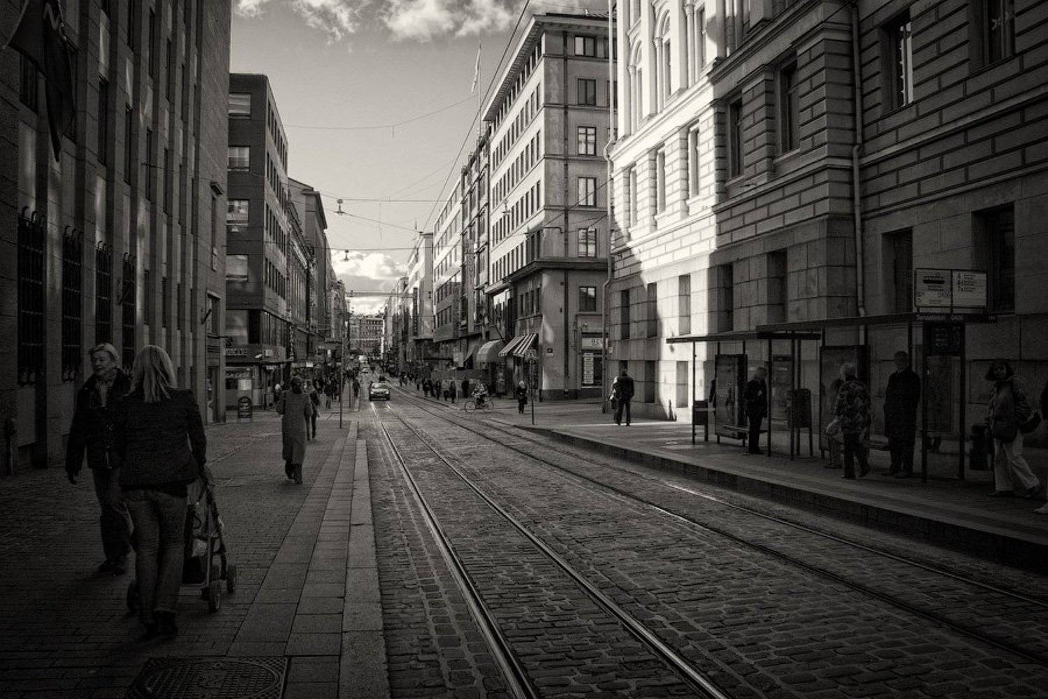 финляндия, хельсинки, город, улица, тень, солнце, перспектива, рельсы, прохожие, остановка, небо, день, центр, архитектура, дом, мостовая, dyadyavasya, Дмитрий Шамин