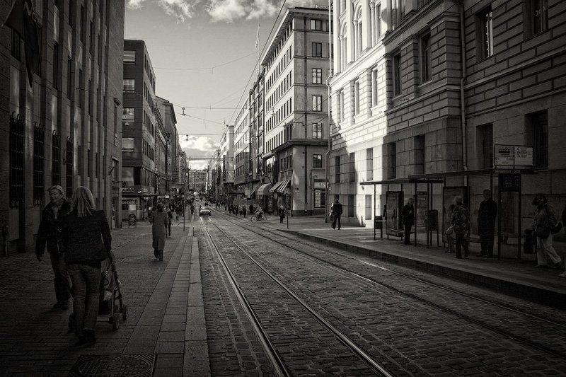 финляндия, хельсинки, город, улица, тень, солнце, перспектива, рельсы, прохожие, остановка, небо, день, центр, архитектура, дом, мостовая, dyadyavasya Не солнечная сторона фото превью