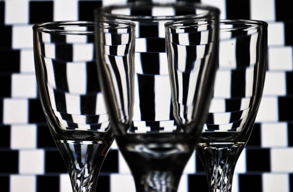 шахматная доска,илюзии,бокалы, mariana