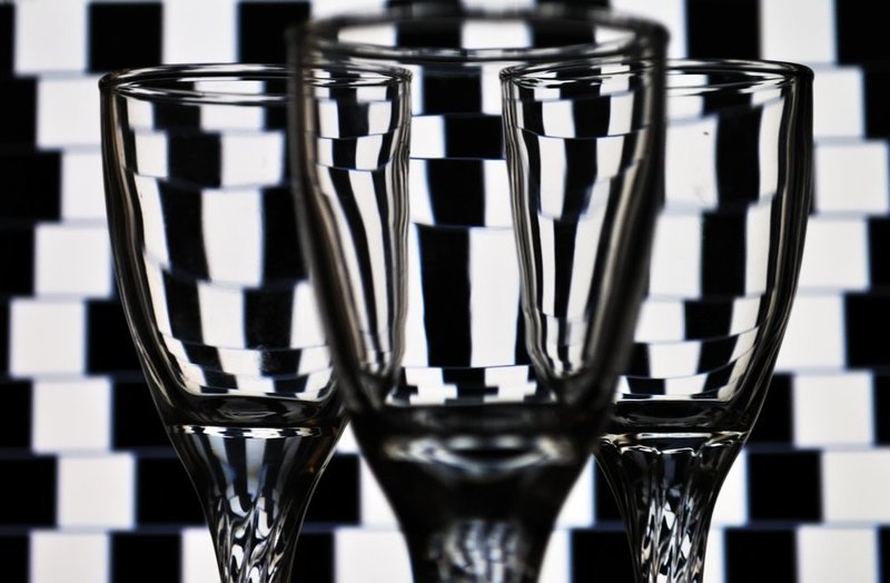 шахматная доска,илюзии,бокалы илюзии фото превью
