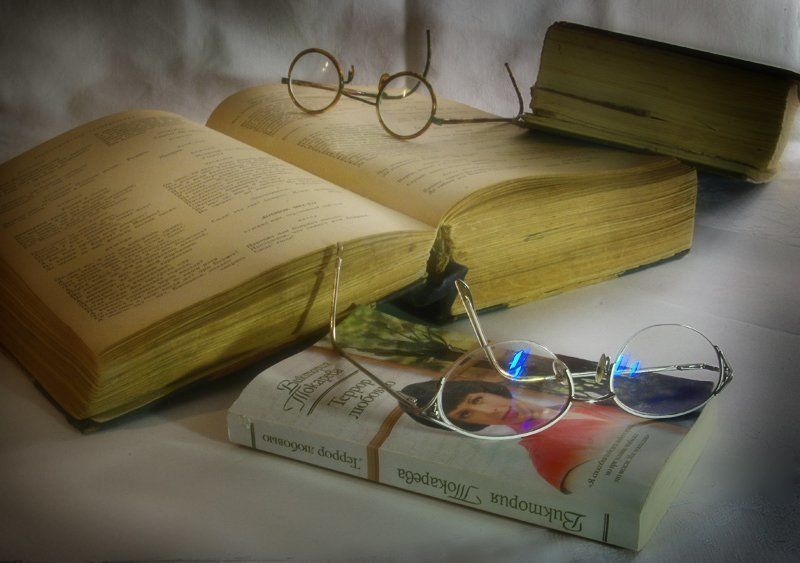 книги, очки Версии фото превью