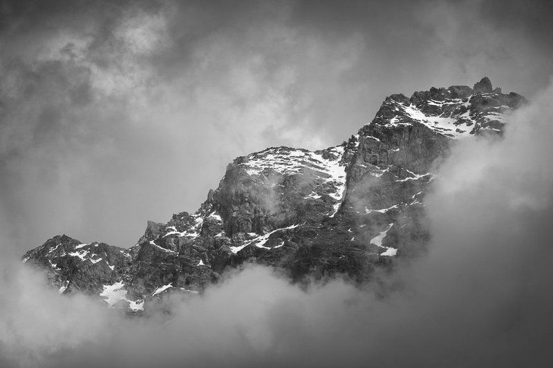 Кавказ, горы, Безенги, монохром, природа Безенги. Две стихии. фото превью