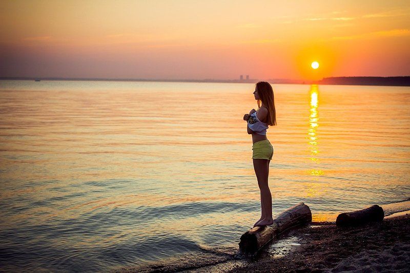 закат, лето, вечер, вода, море, девушка на закате фото превью