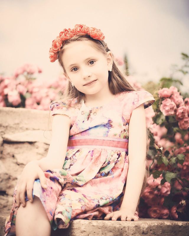 Девочка, Розы, Цветы, Весна, Сад, Парк, Цветение, Портрет, Аромат Среди роз фото превью