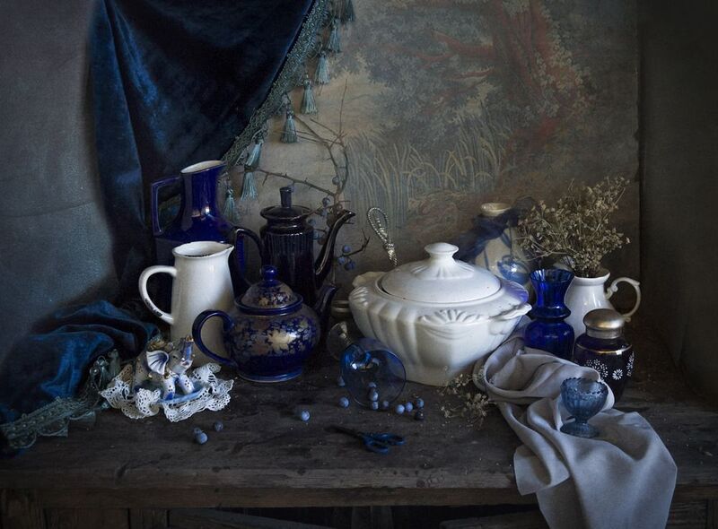 синие и белые кувшины, супница, штора. бархат Зимний фото превью