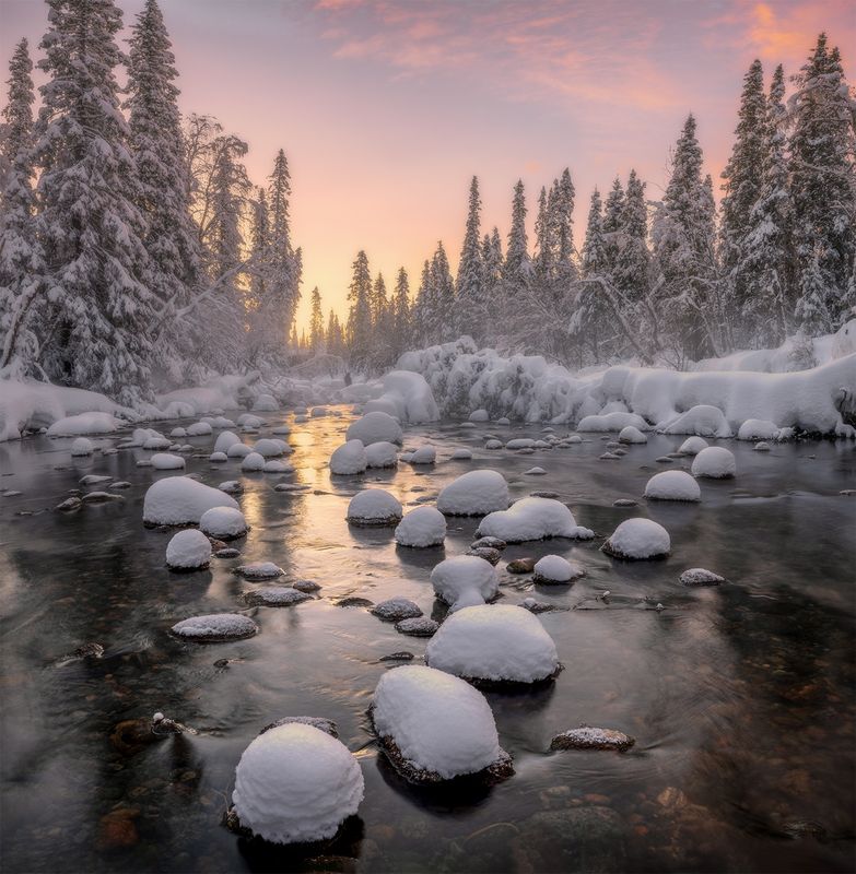 Прогулка по незамерзающей реке. фото превью