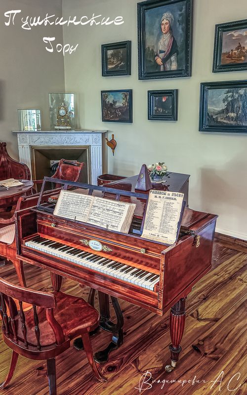 внутреннее убранство усадьба пушкина михайловское рояль тишнер камин часы картины Я помню чудное мгновенье... фото превью