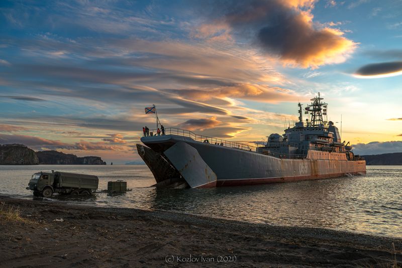 «Адмирал Невельской» (БДК-98) фото превью