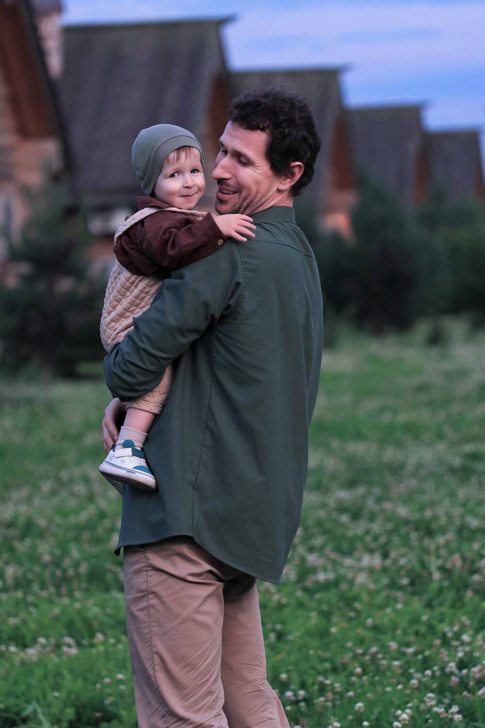 Папа, сын, семья, вечер, лето, закат, травы, деревянный город, клевер, Герцен Наталья