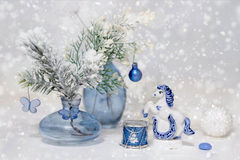 натюрморт, новогодний, лошадка. подкова, ветки На удачу в новом году фото превью