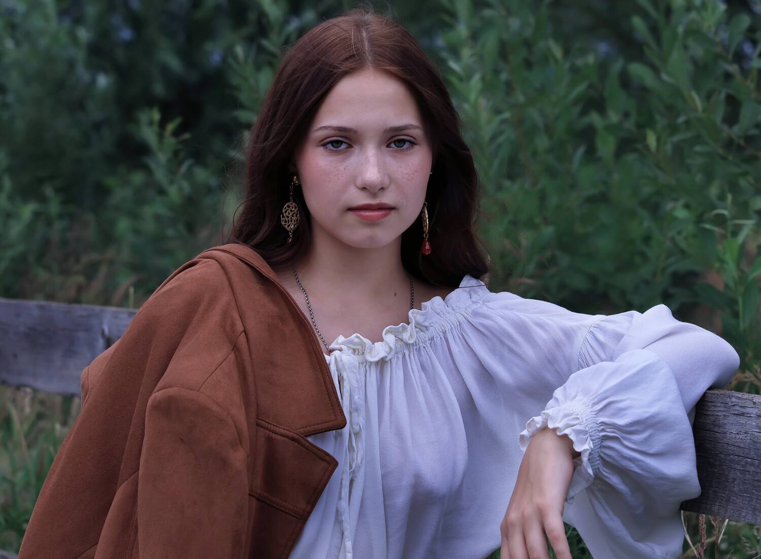 Красивая девушка, за городом, белая блуза, стиль бохо, Герцен Наталья