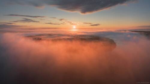 Озеро Донты под розовым одеялом тумана