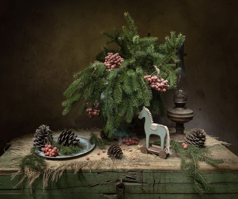 натюрморт, ель, лощадка, рябина, керосинка Уходит старый год... фото превью