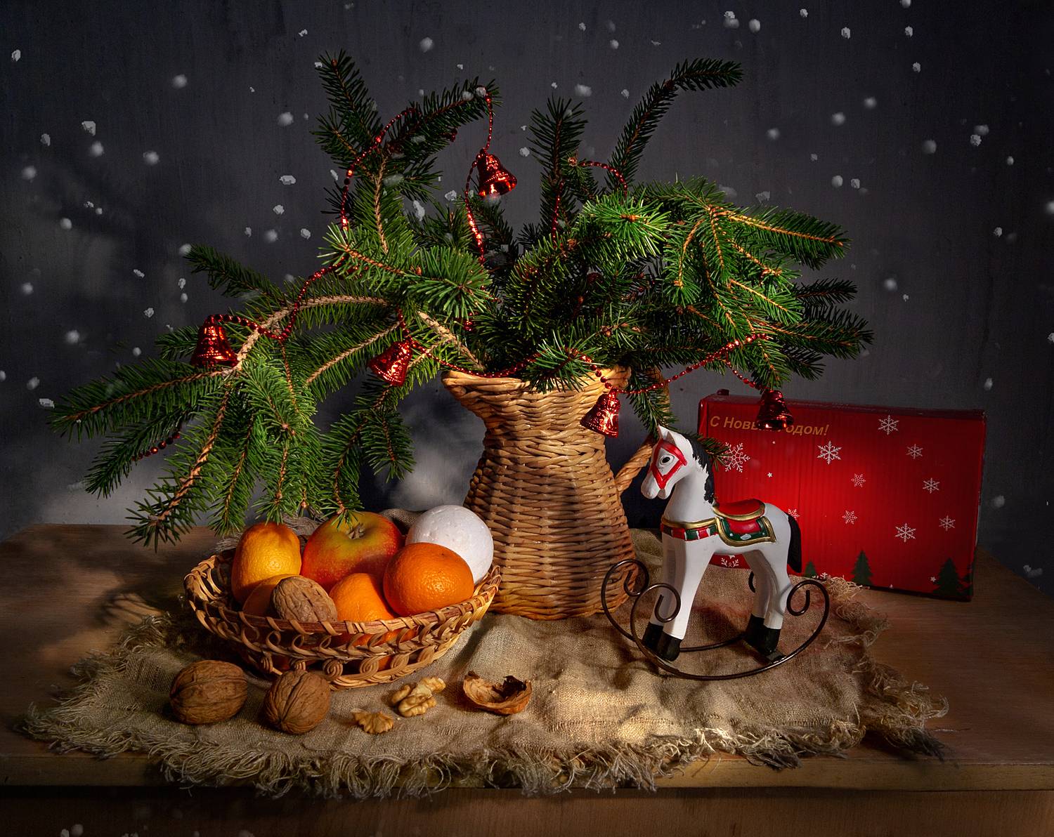 натюрморт,елка,мандарины,лошадка,корзина,орехи,мешковина,плетеная ваза, Алла Шевченко