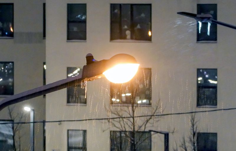 Снег и сосульки фото превью