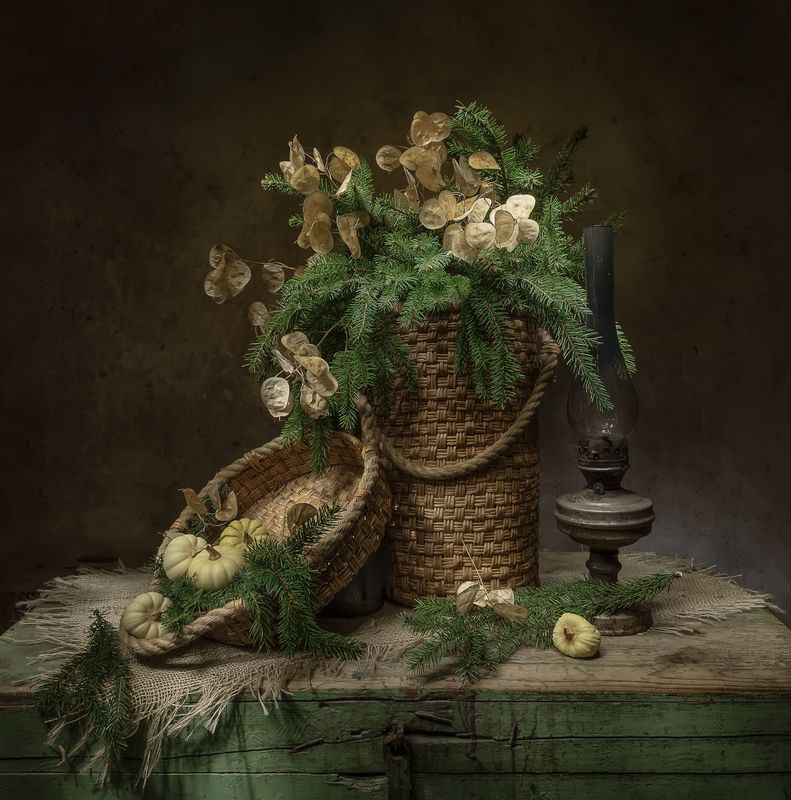 натюрморт, ель, лунник, тыквы На старом сундуке.. фото превью