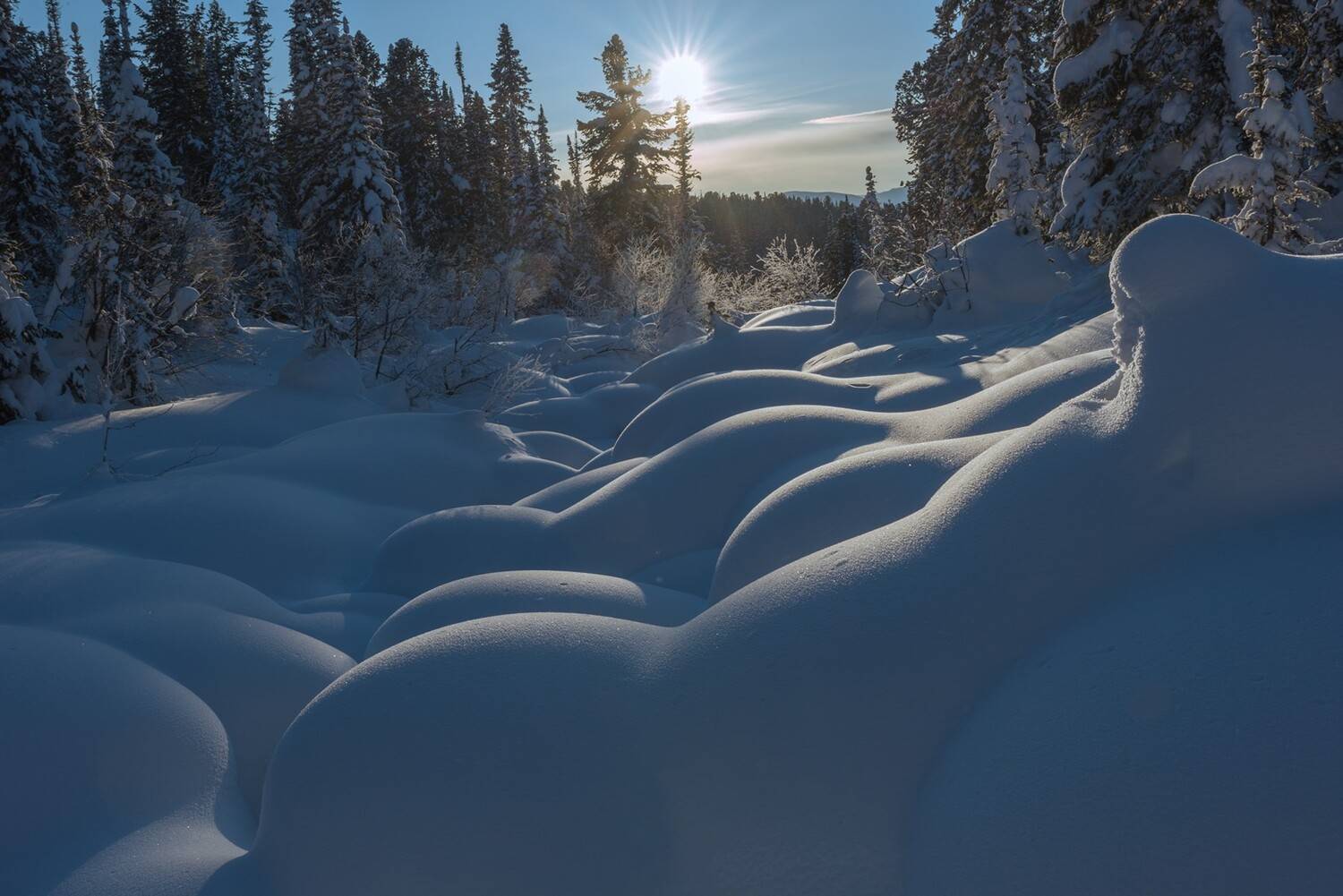 ергаки, озеро, ручей, светлое, светлый, камни, шары, валуны, снег, скалы, зима, кедры, закат, солнце, вечер, горы, сугробы, шапки, Мальцев Юрий