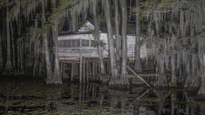 night, historical building, caddo lkae, Dick and charlies tea room at night  фото превью