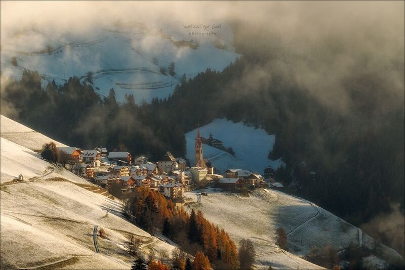 доломитовые альпы,plisa,деревня,fog,осень,италия,alps,marebbe,церквушка,rural,mountain,туман ПРОБУЖДЕНИЕ фото превью