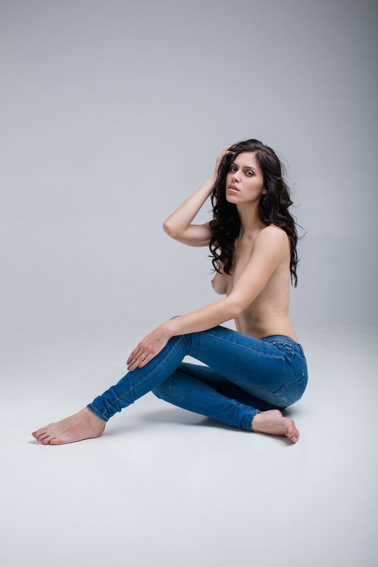 beauty, body, glamour, portrait, photography, artistic nude, fine art photography, studio photography, minimalist, high key, white background, denim, blue jeans, natural beauty, elegant, sensual, contemporary glamour, art photography, clean aesthetic, sim Anna фото превью