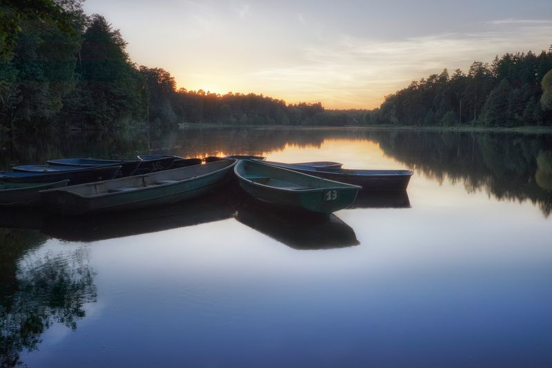 озеро, отражения, лес, небо, лодки На озере фото превью