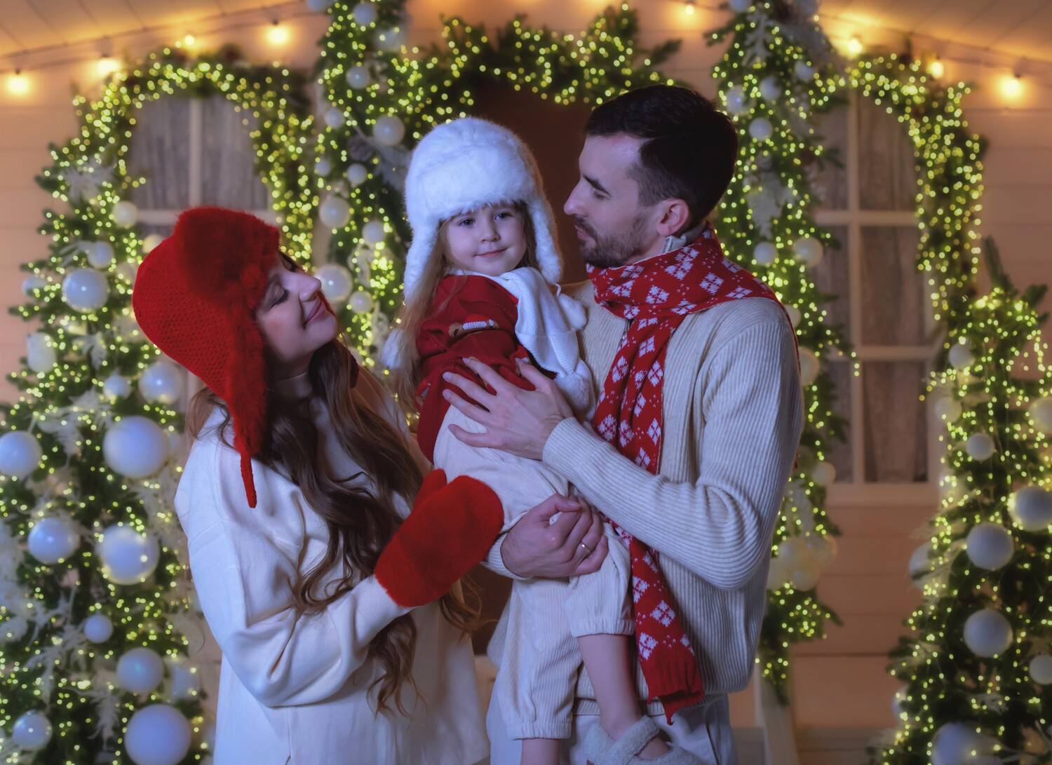 Семья, Новый год, красная шапка, варежки, шарф, папа, мама, дочка, студия, новогодние огни, Герцен Наталья