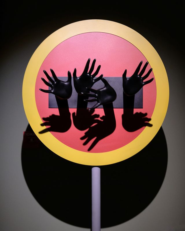 Современное искусство Инсталляция Скульптура Эрарта Цензура Запрет Дорожный знак Символизм Катерина Смирнова Станислав Данилин Руки цензуры фото превью