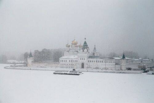 Заметает.