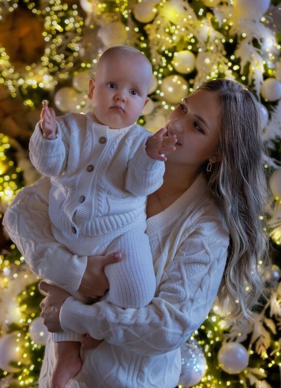 Младенец, мама, Новый год, студия, елка, новогодние огни Мотя фото превью